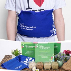 Túi Chườm Lưng & Bụng Lifewonders | Túi chườm lưng & bụng Lifewonders là một sản phẩm được phối hợp từ 10 loại thảo mộc 100% thiên nhiên gồm: Nhục Đậu Khầu, Ngưu Tất, Hồng Hoa, Quế, Tiểu Hồi, Tục Đoạn, Nhũ Hương, Bạch Chỉ, Ngãi Cứu, Quyết Minh Tử. Bao túi được làm từ vải 100% cotton có tính chịu nhiệt cao có tác dụng:
Giảm nhức mỏi lưng, giảm cứng cơ giảm đau cột sống, giảm bớt lượng mỡ thừa tích tụ, giữ ấm vùng bụng dưới của phụ nữ, giúp tiêu hóa tốt hơn, tăng cường sự lưu thông khí huyết, tăng cường sự thư giãn…