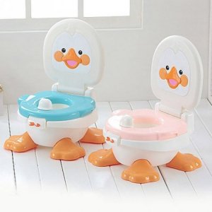Bô vệ sinh hình vịt được làm tự nhựa cao cấp với các góc cạnh được bo tròn an toàn cho bé khi sử dụng.
Bô vệ sinh có 4 chân đỡ xòe rộng và có núm chống trơn trượt giúp bé ngồi bô thoải mái, an toàn hơn.