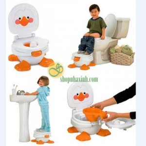 ô được thiết kế thông minh với 3 chức năng tiện ích:
1. Khi không đi vệ sinh có thể đậy nắp bô lại thành chiếc ghế ngồi xinh xắn cho bé ngồi chơi.
2. Nắp đậy bô có thể mở ra 90 độ để bé tựa lưng và có tư thế thoải mái nhất khi đi vệ sinh. Bô còn có miếng chặn phía trước giúp bé trai không tè ra ngoài làm ướt sàn nhà.
3. Các bộ phận của bô có thể tháo rời tiện lợi cho mẹ dọn rửa sau khi bé sử dụng. Đặc biệt bệ ngồi của bô có thể đặt lên toilet của người lớn để bé tập làm quen với việc sử dụng toilet như người lớn