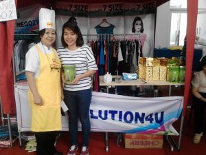 Trà xanh làng Bát trong Ngày hội nữ công nhân viên chức -lao động Quận 3 HCM
Chụp ảnh với đầu bếp cô Hồng Hạnh của thương hiệu Mikko