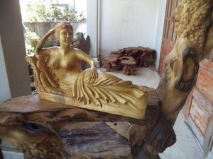 Tượng Nữ Thần Tình Ái bằng gốc gỗ xá xị thơm.