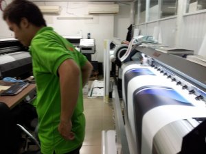 Hệ thống nhiều máy in trong nhà, máy in mực nước đáp ứng nhanh các yêu cầu in poster, in tem, in banner lấy hàng trong ngày, máy mới, thương hiệu Mimaki Nhật Bản đem lại chất lượng in ấn sắc nét nhất hiện nay