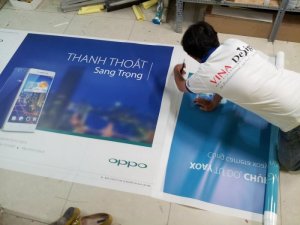 In backlit film mực nước cho showroom điện thoại cao cấp | Nhân viên gia công In Kỹ Thuật Số kiểm tra thàng phẩm backlit film khổ lớn sau khi đã cán màng mờ mặt trước, cán keo mặt sau