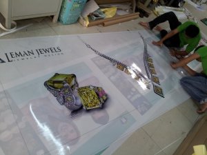 Nhân viên gia công in ấn nhiều năm kinh nghiệm thực hiện gia công cán màng cho backlit film tại In Kỹ Thuật Số