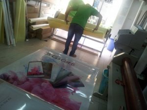 Các cửa hàng điện thoại, showroom điện thoại thường đặt in giới thiệu sản phẩm điện thoại mới ra trên thị trường với chất liệu backlit film đẹp và sắc nét tại In Kỹ Thuật Số