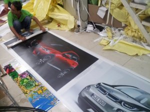 Thực hiện gia công cán màng bóng cho backlit film - gia công bởi nhân viên của Công ty TNHH In Kỹ Thuật Số - Digital Printing Ltd