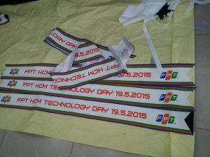 Sau in silk, dải băng đeo chéo được cắt thành phẩm gọn gàng trước khi giao cho khách hàng, thực hiện in tại In Kỹ Thuật Số | Chất liệu silk dễ dàng in ấn mọi màu sắc, họa tiết dù là nhỏ nhất, in ấn sắc nét điều mà dải băng đeo chéo bằng vải thêu chưa bằng