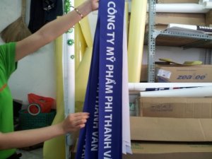 In vải silk in dải băng đeo, in mực dầu cho thành phẩm sắc nét, in ấn tại In Kỹ Thuật Số | Thành phẩm in silk được cắt hoàn thiện, chất liệu silk mềm rũ, đeo chéo người không bị cứng, gãy | Màu in đậm nét do đó khi lên hình chụp sẽ rất rõ thông tin trên dải đeo chéo silk