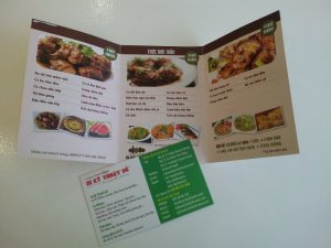 In brochure khổ nhỏ, in brochure mini dạng menu cho quán ăn, quán cơm | Thích hợp cho quán cơm văn phòng gửi cho nhân viên các công ty gọi điện đặt cơm trưa | In brochure giấy cứng, gấp 3 (cần 2 đường)