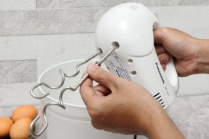 Que đánh trứng, móc nhào bằng chất liệu thép không gỉ, độ bền cao, an toàn cho sức khỏe người dùng, tiện làm sạch khi cần.