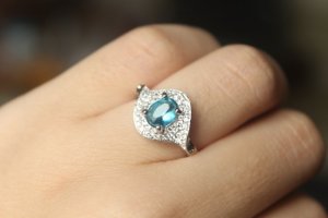 Nhẫn nữ đính đá topaz thiên nhiên waves