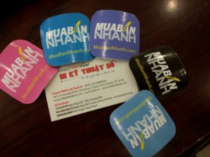 Ngoài in decal, In Kỹ Thuật Số còn hỗ trợ bạn ở công đoạn bế thành phẩm, máy bế Mimaki giúp bế thành phẩm sắc nét và chính xác, bạn chỉ cần bóc sticker decal ra và dán lên bề mặt cần dán