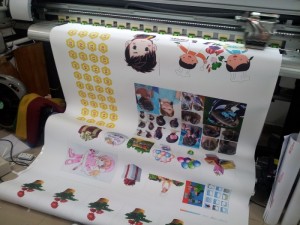 In stiker đa dạng mẫu, số lượng nhiều được in trên máy in khổ lớn tại In Kỹ Thuật Số