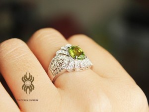 Nhẫn nữ đính đá peridot thiên nhiên Sprisebenru