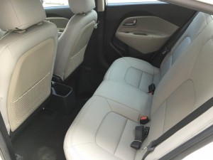 Kia Rio MT nhập khẩu nguyên chiếc, màu trắng, trả góp tới 80%, nhiều quà tặng hấp dẫn