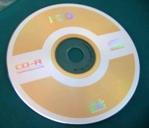 Cọc đĩa trắng CD-R Maxell TQ