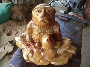Tượng linh vật Khỉ tài lộc bằng gỗ xá xị thơm.cao 40cm