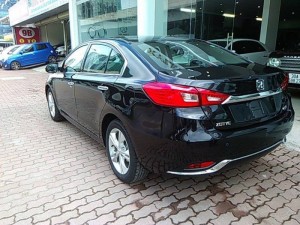 , camera lúi, cảm biến lùi,Hệ thống điều hòa auto VISTEON của Mỹ. Thiết bị điện tử trên xe do hãng JOHNSON CONTROLS của Mỹ