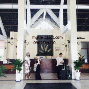 Đại sảnh đón khách Edenrsor Phú Quốc sử dụng đèn chùm mỹ thuật sắt, nhiều ngọn nến làm cho không gian lung linh huyền bí