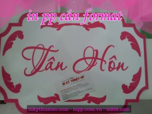 In PP làm bảng tân hôn | In PP mực nước, phông trắng, chữ và họa tiết hồng | Tấm format được cắt laser theo hình mẫu trước | Cán bồi format lên mặt sau của thành phẩm in PP
