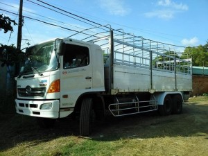 Kích thước tổng thể: 9.870x 2.500x 3.550 mm.
Kích thước thùng: 7.650x 2.350x 760/2.150 mm.
Tải trọng: 15.350 KG.
Tổng tải trọng: 23.950 kg.
Động cơ: J08E-UF 7.684 lít, 6 xi lanh.