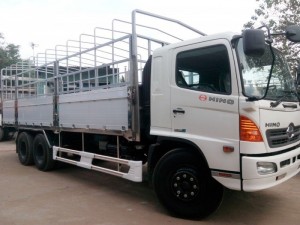 – Xe tải Hino 16 Tấn có Cabin được
thiết kế kiểu dáng khí động học hiện đại
làm giảm sức cản gió