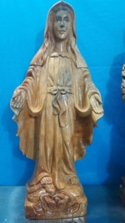 Tượng Đức Mẹ Ban Ơn bằng gốc gỗ xá xị thơm.