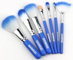 Bộ cọ trang điểm 7 cây Doraemon mini Brush Kit
⇨⇨⇨ Lẻ 120k
⇨⇨⇨ Sỉ 98k
+ Cọ má hồng
+ Cọ kem nền: Giúp bạn trang điểm nền đẹp và hoàn hảo hơn, ít bị hao kem như xài mút.
+ Cọ phấn mắt vừa và nhỏ
+ Cọ vẽ son môi.
+ Cọ kẻ viền mắt (hoặc vẽ bột mày).
+ Cọ mút tán phấn mắt (hoặc phủ nhũ kim tuyến).
✔ Đầu cọ siêu mềm mịn, dễ dàng bám phấn đều đặn, không gây tổn thương da.
✔ Bộ cọ được đựng trong hộp nhôm nhỏ gọn, tiện lợi mang theo bên mình mọi lúc mọi nơi.
---------------------------------------------------------------
Chuyên Sỉ & Lẻ Quần Áo - Phụ Kiện - Mỹ Phẩm Online Toàn Quốc
✘ Liên Hệ Để Được Tư Vấn Nhiệt Tình
Zalo/Call: 01666 1521 65
Face:1. https://www.facebook.com/buononline/timeline (Page Shop)
2. https://www.facebook.com/bang.quach.71 (Băng Quách)
3. https://www.facebook.com/profile.php?id=100007191555040&fref=ts (Thiện Nghi)
Chính Sách Sỉ & Lẻ Cực Cool, Nhiều Ưu đãi
✘ Mặt hàng Đa Dạng - Chính Hãng Zin - Chất Lượng.