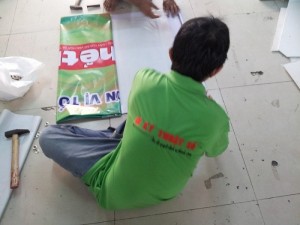 Nhân viên gia công in băng rôn hiflex thực hiện gia công ngay sau khi hoàn thành khâu in, băng rôn hiflex đến tay bạn đã hoàn thiện, bạn chỉ cần treo băng rôn lên là hoàn thành việc quảng cáo của mình