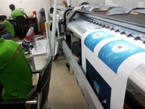 In Kỹ Thuật Số sở hữu hệ thống máy in mực nước hiện đại, máy in mực dầu Mimaki xuất xứ Nhật Bản, cho chất lượng poster in ấn rõ nét nhất, màu sắc tươi và trung thực nhất, góp phần vào tăng hiệu quả chiến dịch vụ quảng cáo, khuyến mãi của bạn.