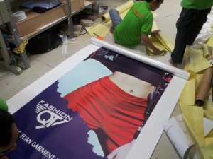 Thành phẩm in PP poster khi in xong được thợ gia công lành nghề của In Kỹ Thuật Số gia công cán màng trước tiên, tiếp đó thực hiện đóng khoen (nếu poster treo lên kệ X, cờ chứa nước,...)