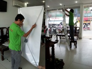 Kệ X - vật phẩm trưng bày poster phổ biến nhất hiện nay, kệ X hay còn gọi là standee với giá thành rẻ, sử dụng đơn giản, dễ trưng bày, tháo lắp | Hiện đa dạng các mẫu kệ X được cung cấp bởi In Kỹ Thuật Số với giá thành tại đầu nguồn