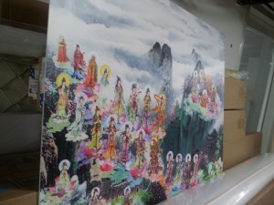 Phông nền trong phòng thờ, hay phòng của người lớn tuổi với hình ảnh tôn giáo, hình ảnh tín ngưỡng | Chất liệu in PP cán bồi format