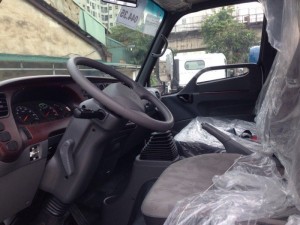 Xe tải Hyundai HD700 có thiết kế nội thất rộng rãi, tạo cảm giác thoải mái cho người lái. Xe được trang bị điều hòa, radio, ghế lái có thể điều chỉnh được. Hệ thống kính xe được điều chỉnh bằng điện. Ngoại thất : Xe ô tô tải Hyundai HD700 Veam có trang bị đèn sương mù. Có 2 màu để quí khách lựa chọn là màu trắng và màu xanh.