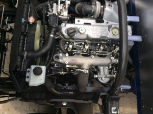 Động cơ D4DB, loại 4 xilanh thẳng hàng, công suất 130 mã lực,gắn Turbo tăng áp và được làm mát bằng nước. Đảm bảo cho động cơ bền bỉ và tiết kiệm nhiên liệu.
