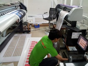 In Kỹ Thuật Số nhận in tem nhãn số lượng lớn, in tem nhãn số lượng ít đặt theo yêu cầu | Trực tiếp sở hữu máy in hiện đại, In Kỹ Thuật Số in nhanh tem nhãn decal các loại cho bạn | Máy in là máy Mimaki mực dầu, máy in mực nước khổ lớn | Thành phẩm in được chuyển sang bế thành phẩm ngay | Sử dụng máy bế Mimaki Nhật Bản, đường bế dứt khoát, nhanh chóng, chính xác nhờ công nghệ mắt thần lazer hiện đại (bên trái hình là máy in - bên phải hình là máy bế Mimaki Nhật)