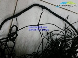 Lưới chắn giữa sân bóng chuyền