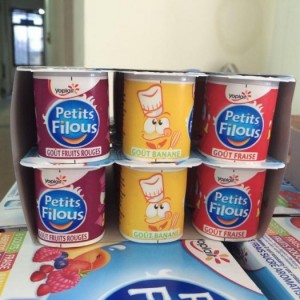 Sữa chua phomai hoa quả Petits Filous vỉ 6 hộp là loại phô mai từ hoa quả tươi, có bổ sung thêm váng sữa. Cùng với lượng canxi và men tiêu hóa bổ sung giúp trẻ ăn ngon miệng, tăng trưởng chiều cao, bảo vệ đường ruột. Sữa chua phô mai có vị béo, thơm mát rất thích hợp với khẩu vị của trẻ em, và hoàn hoàn không chứa chất bảo quản.