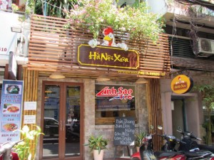 Ánh Sao Trẻ thi công bảng hiệu chữ nổi cho Hà Nội Xưa | Bảng hiệu với chữ màu vàng, cắt hình theo chữ khách gửi.