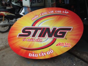 Ánh Sao Trẻ thi công bảng hiệu chữ nổi cho bảng quảng cáo Sting | Bảng hiệu với chữ màu đỏ cắt hình theo chữ khách gửi.