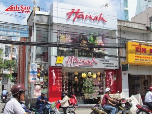 Ánh Sao Trẻ thi công bảng hiệu chữ nổi inox cho shop Hanah| Bảng hiệu với chữ màu đỏ, cắt hình theo yêu cầu khách gửi.