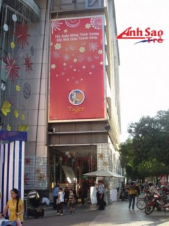 Sự bền vững của doanh nghiệp gắn liền với thương hiệu và khả năng phát triển của doanh nghiệp đó. Và vẻ bề ngoài trụ sở cũng rất quan trọng và một bảng hiệu, pano…sẽ giúp doanh nghiệp bạn nổi bật và khẳng định quy mô của doannh nghiệp đó. Hãy liên hệ với chúng tôi để có bảng báo giá chi tiết nhất với đội ngũ thi công chuyên nghiệp nhất