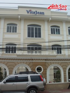 Ánh Sao trẻ nhận thiết kế và lắp đặt bảng hiệu quảng cáo bằng đồng cho ViTaJean; thiết kế chắc chắn nổi bật, giá thành phù hợp.