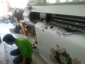 Máy in Mimaki mực dầu khổ 1.5m của In Kỹ Thuật Số đang thực hiện in decal sữa | Decal sữa khổ lớn với nền trắng đục, lớp keo mặt sau chắc chắn, hiển thị hình ảnh in ấn rõ nét, tươi, lâu phai màu | Là lựa chọn in ấn quảng cáo tại các cửa hàng, văn phòng công ty với thời gian sử dụng lâu dài