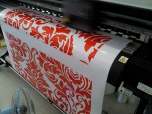In decal trong khổ lớn trang trí với hoa văn phức tạp | Thay vì phải vẽ công phu, decal trong khổ lớn cho phép trang trí tường, bề mặt kính với bất kỳ hoa văn phức tạp nào với một giải pháp nhanh chóng, tiết kiệm và nhanh nhất | Đặt in decal trong khổ lớn trang trí cùng In Kỹ Thuật Số - trực tiếp in trên máy mực dầu Mimaki