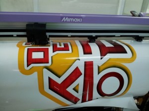 Báo giá in decal khổ lớn, báo giá in decal trang trí