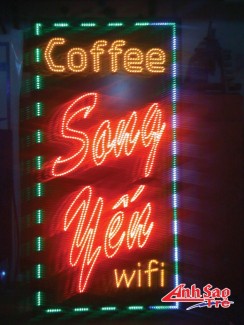 Bảng hiệu quảng cáo đèn led cho Coffee Song Yến do Công ty Ánh Sao Trẻ thiết kế.
