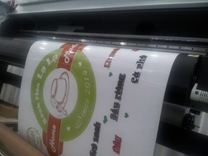 In decal trong dán kính cho quán cafe, sử dụng hình ảnh logo quán cafe, các nhóm đồ uống, thức ăn chính để dán lên cửa kính | Thực hiện in trên máy Mimaki mực dầu dành cho in decal ngoài trời (do dán lên cửa kính, tiếp xúc thường xuyên với ánh mặt trời gắt)