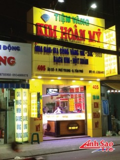 Nổi bật ngay cả trong đêm tối kể cả trong điều kiện ánh sáng bình thường thì những biển hiệu quảng cáo đèn led vẫn thu hút cho bất cứ ai khi nhìn thấy và ngày càng được các công ty, doanh nghiệp, cửa hàng lựa chọn.