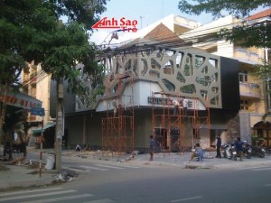 Với đó là đội ngũ thi công tay nghề cao đã được đào tạo trong khoảng thời gian dài trong nghành quảng cáo ngoài trời. Năng động sáng tạo, nhiệt huyết trong công việc, chúng tôi luôn cho ra những sản phẩm với độ thẩm mỹ cao, chất lượng tốt nhất.